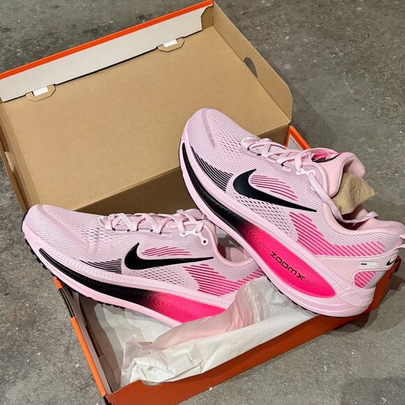 Nike Shoes - Women's NIKE Vomero 18